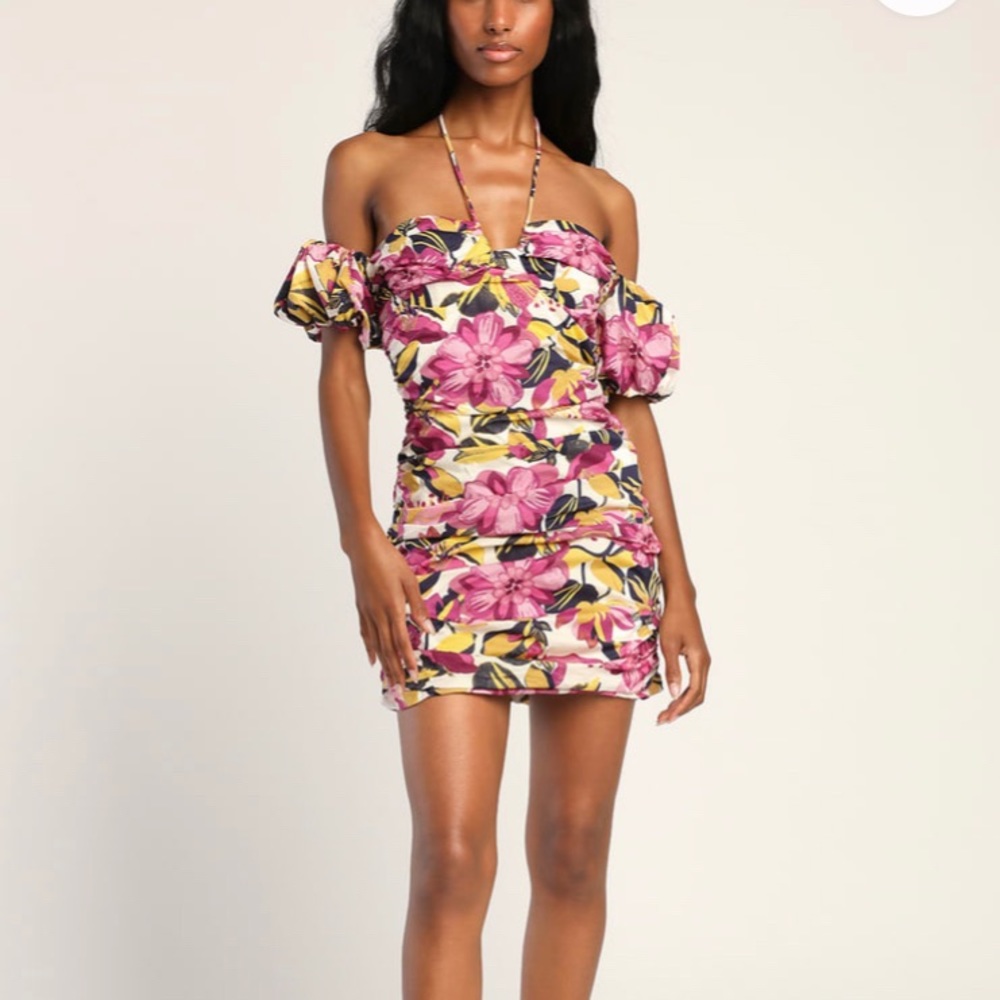 Beautiful floral dress. New w bag. X small. Original was $68. From lulus store.